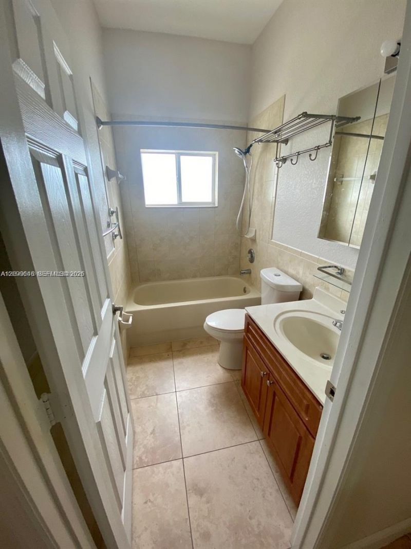 2485 W 5th Ct , Unit B, Hialeah, FL 33010 Photo