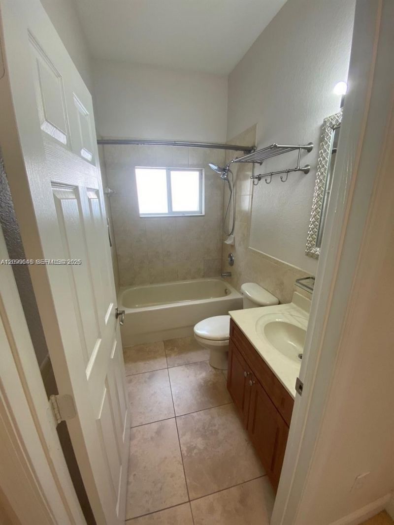 2485 W 5th Ct , Unit B, Hialeah, FL 33010 Photo
