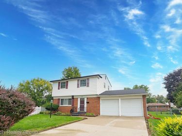 200 Clinton River Court E, Macomb Township, Mi 48043