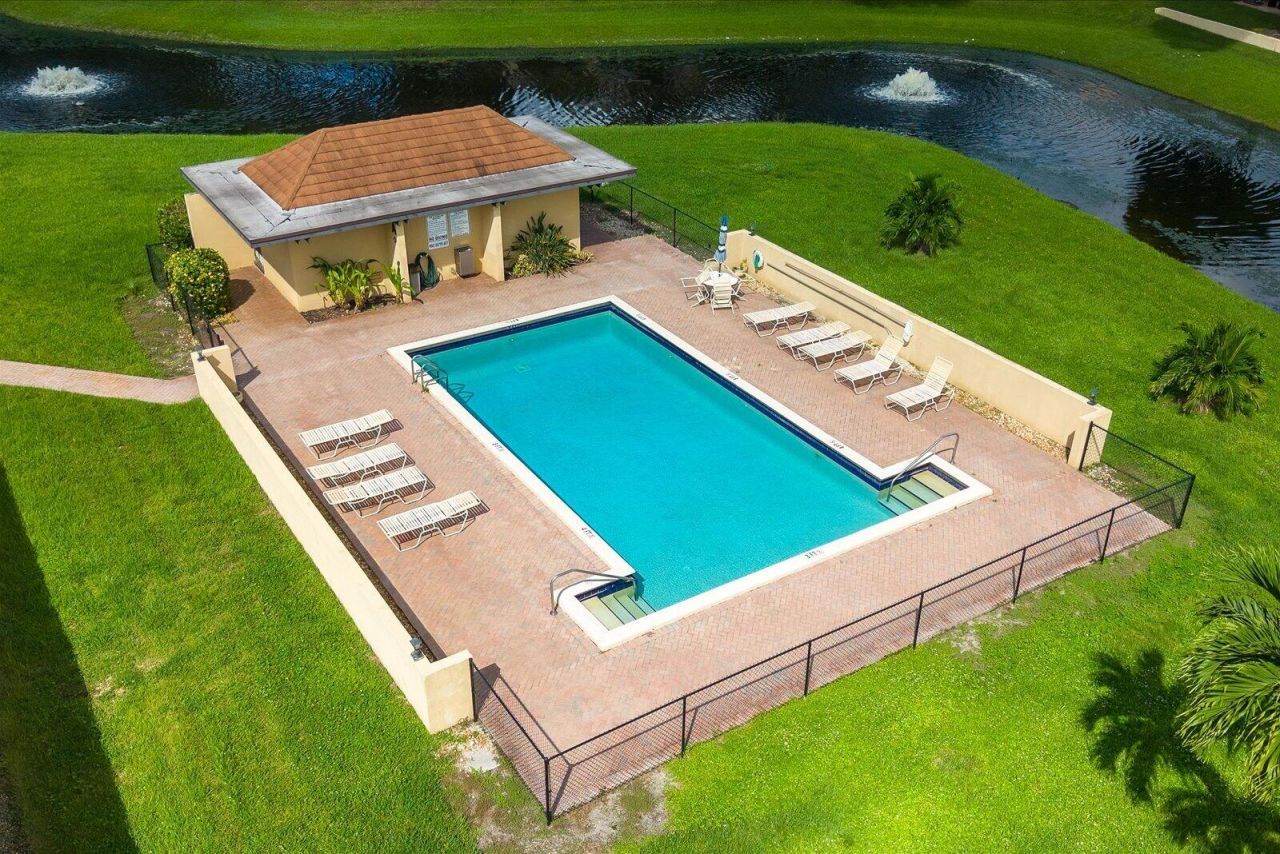5390 Woodland Lakes Drive, Unit 105, Palm Beach Gardens, FL 33418 Photo
