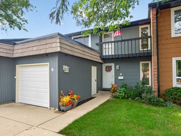 6 Cypress Square , Elgin, IL 60123