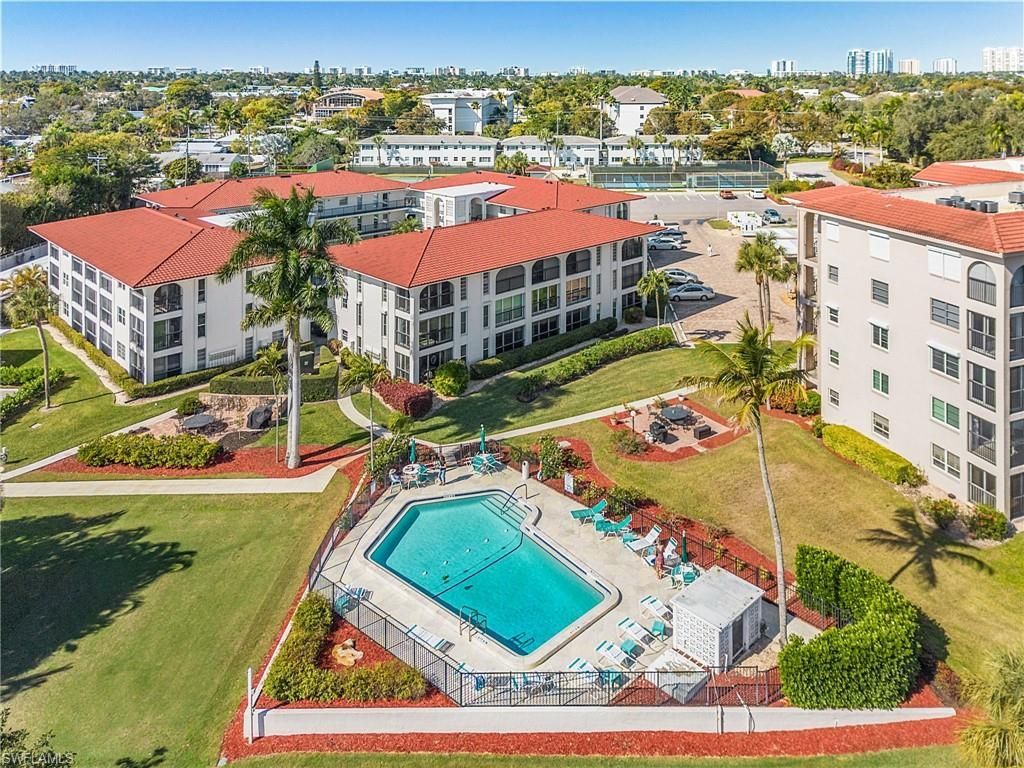 53 High Point Cir W, Unit 310, Naples, FL 34103 Photo