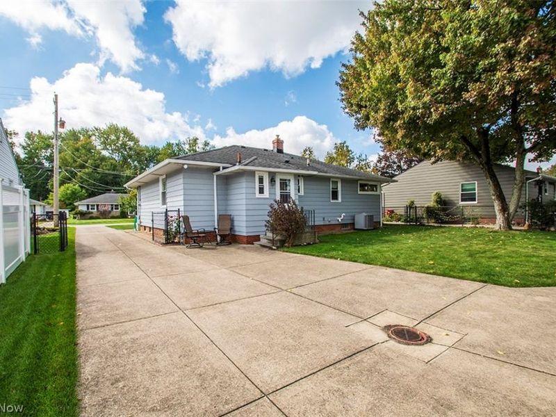 22276 Sandy Lane, Fairview Park, OH 44126 Photo 3
