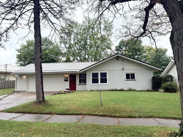 3086 Greenfield , Warren, OH 44485