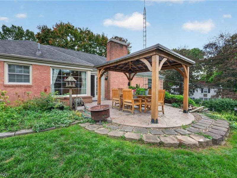 1443 Wilkshire Circle SW, North Canton, OH 44720 Photo 3