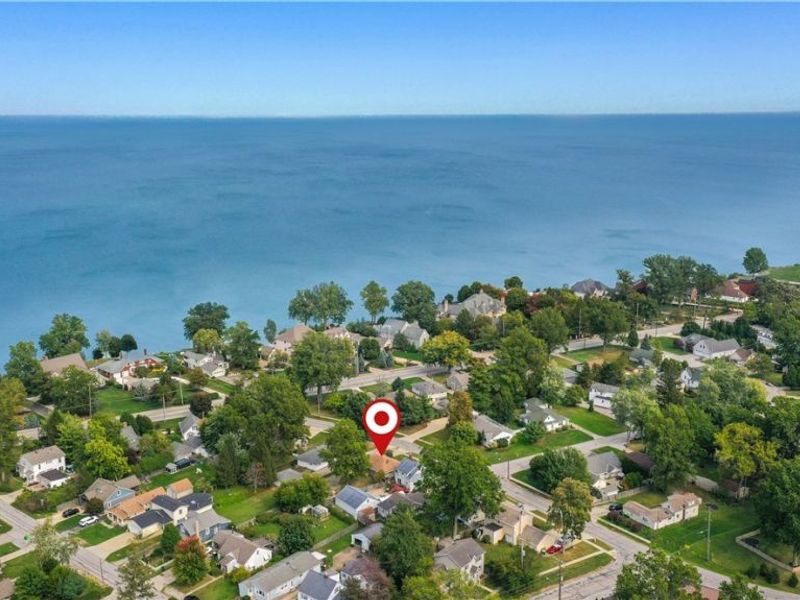 114 S Point Drive, Avon Lake, OH 44012 Photo 2