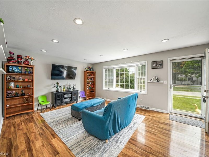 114 S Point Drive, Avon Lake, OH 44012 Photo 8