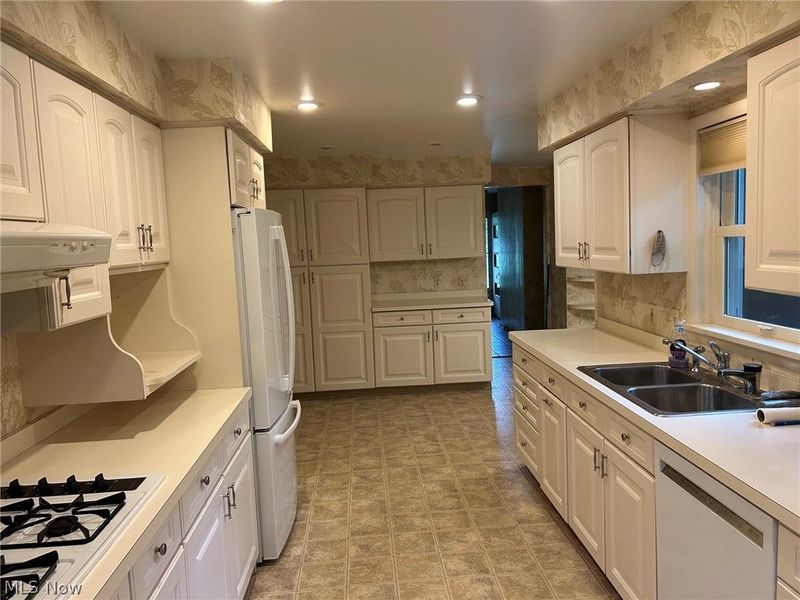 1782 Kenton Circle, Lyndhurst, OH 44124 Photo 14