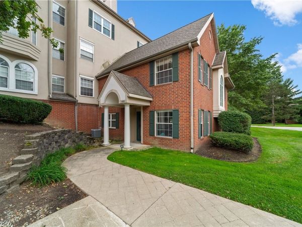 180 Fox Hollow Drive, Mayfield Heights, OH 44124