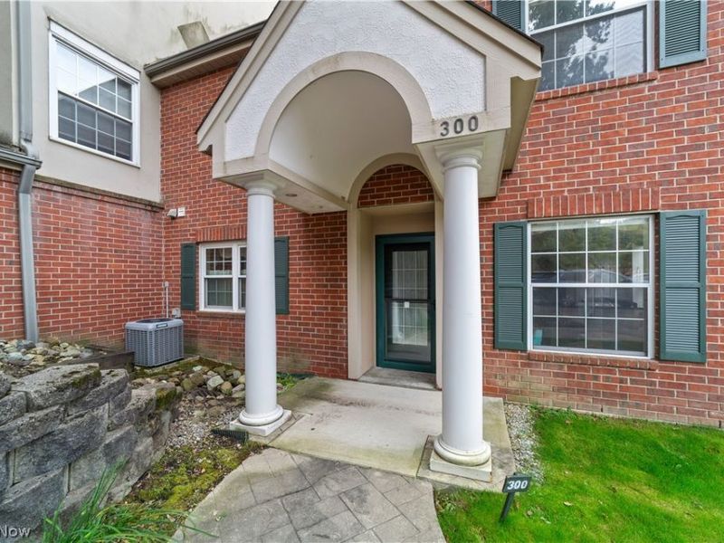180 Fox Hollow Drive, Mayfield Heights, OH 44124 Photo 3