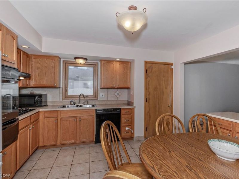 1673 Chelmsford Road, Mayfield Heights, OH 44124 Photo 16