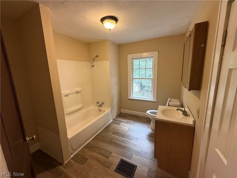 130 E Emerling Avenue, Akron, OH 44301 Photo 13