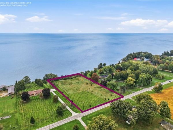 1256 Lake Road , Conneaut, OH 44030