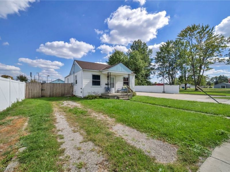 318 Longson Avenue, Elyria, OH 44035 Photo 2