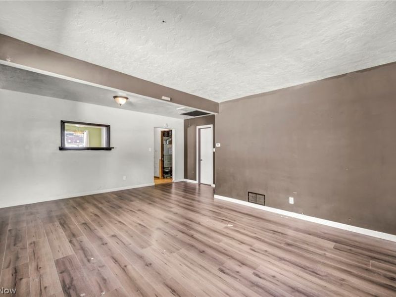 318 Longson Avenue, Elyria, OH 44035 Photo 5