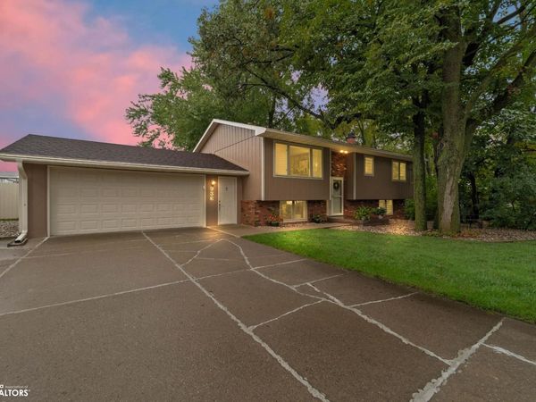 936 Shagbark Drive, Nevada, IA 50201