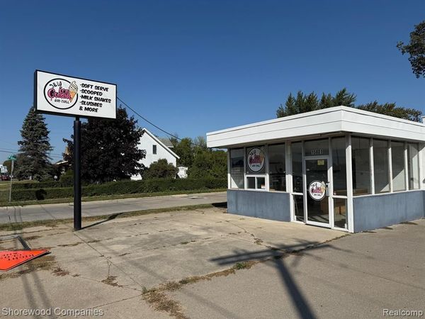 15801 E 10 Mile Road , Eastpointe, Mi 48021