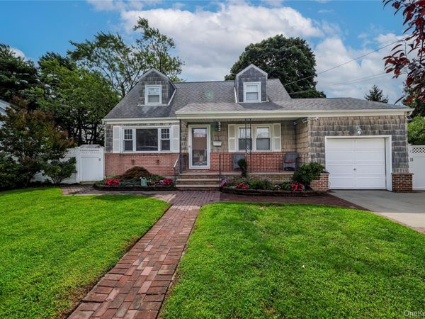 296 Heathcote Road, Lindenhurst, NY 11757