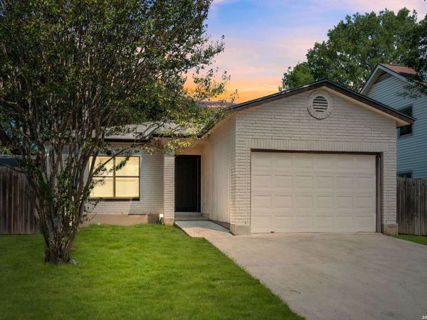816 Meadow Stone, Converse, TX 78109