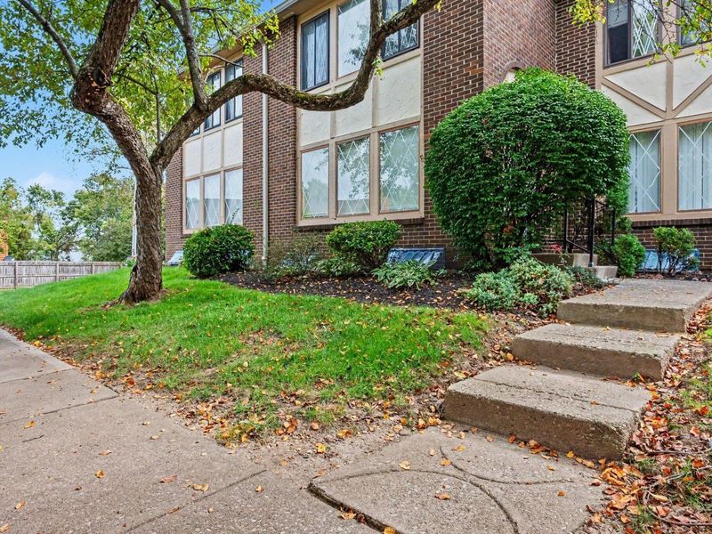 5361 Valley Lane E, Unit Z67, Columbus, OH 43231 Photo 2