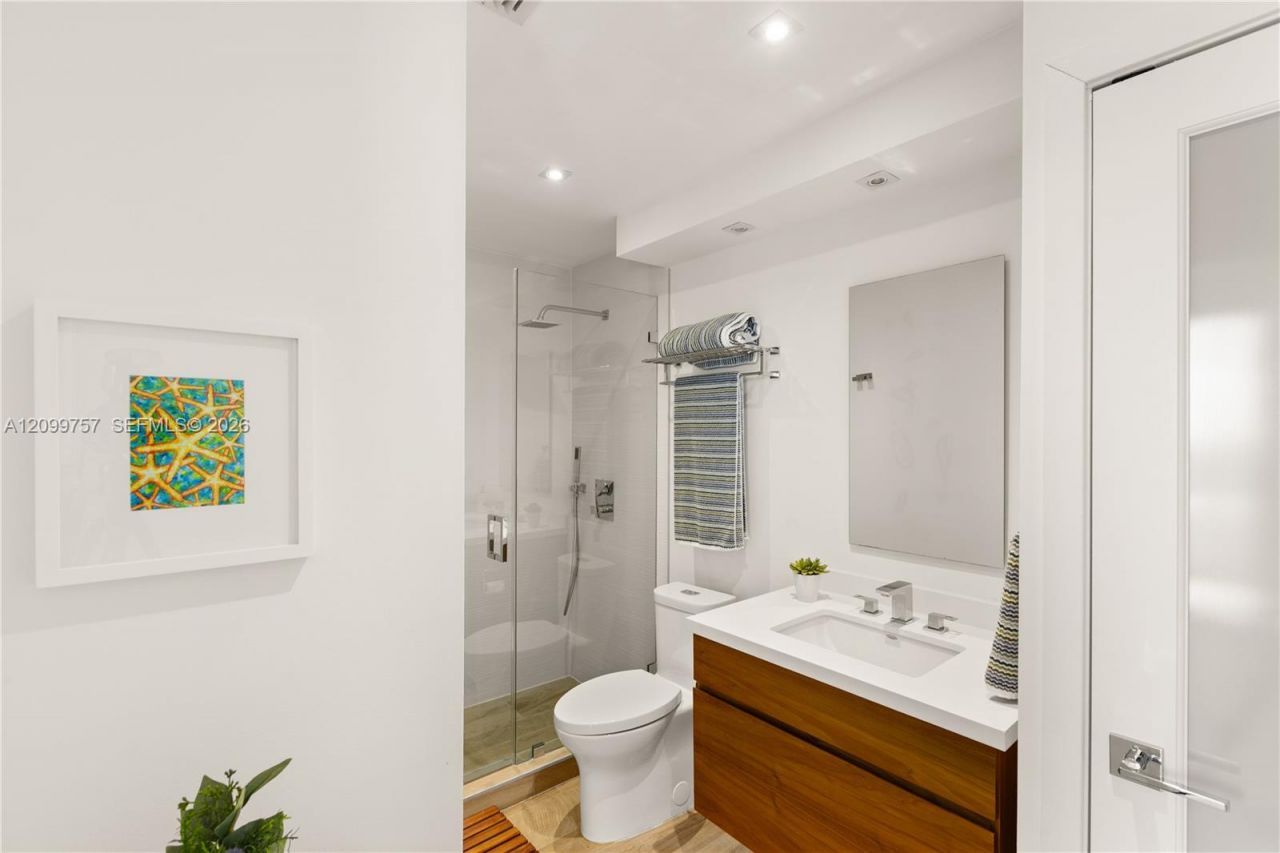 5555 Collins Ave , Unit 17J, Miami Beach, FL 33140 Photo