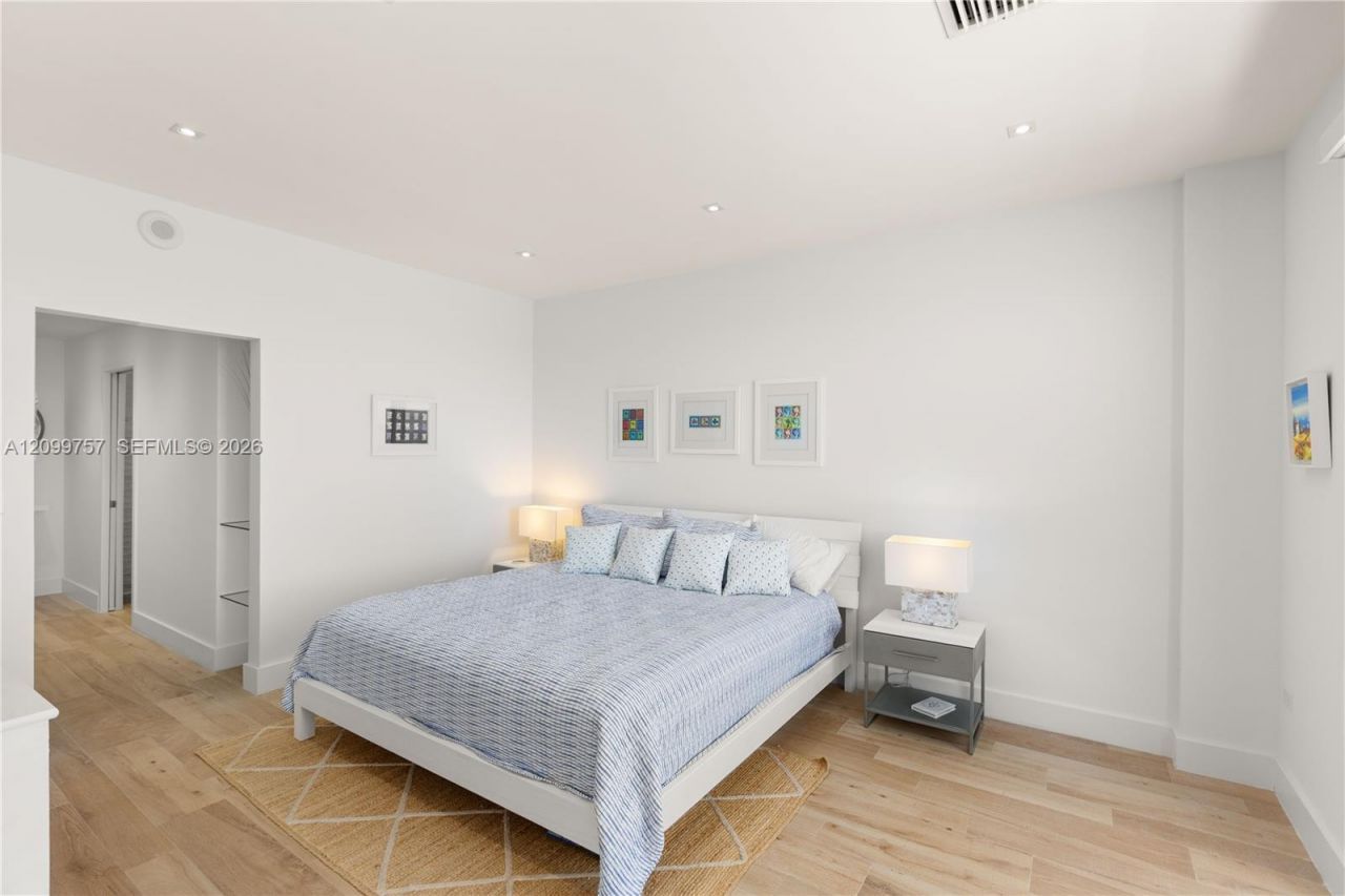 5555 Collins Ave , Unit 17J, Miami Beach, FL 33140 Photo