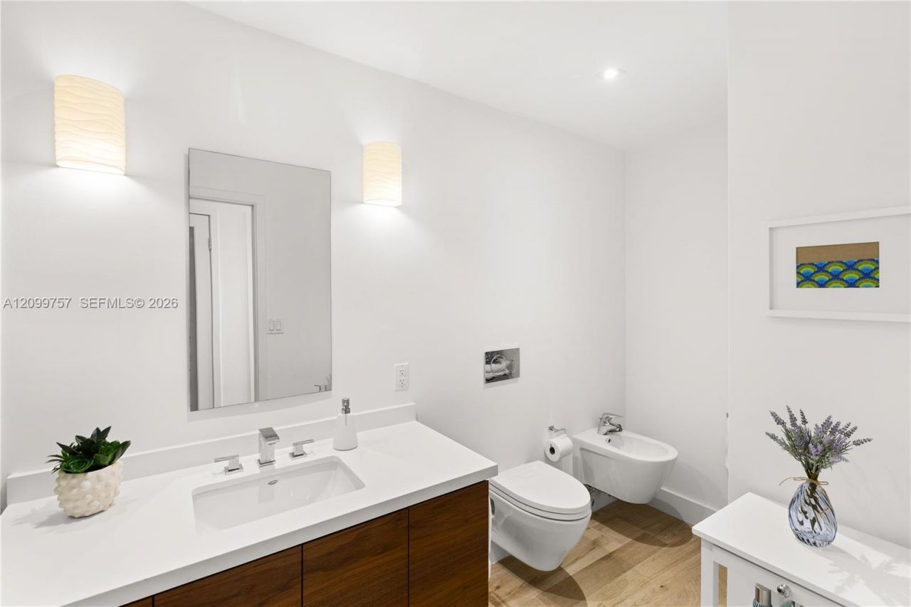 5555 Collins Ave , Unit 17J, Miami Beach, FL 33140 Photo