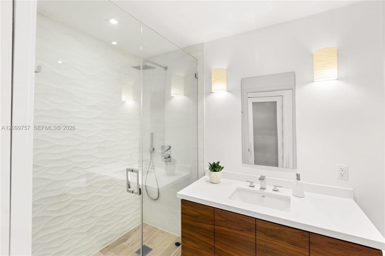5555 Collins Ave , Unit 17J, Miami Beach, FL 33140 Photo