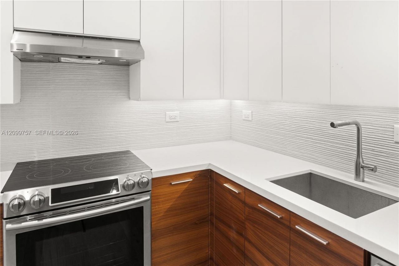 5555 Collins Ave , Unit 17J, Miami Beach, FL 33140 Photo