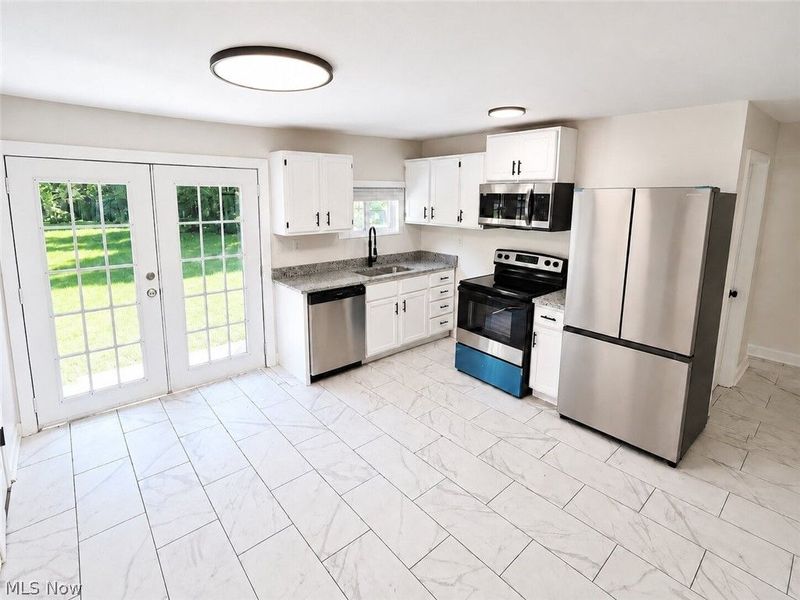 931 Crestline Drive, Akron, OH 44312 Photo 2