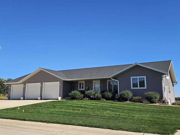1233 Cambridge Court, Cresco, IA 52136