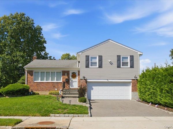 840 Carolyn Court, Seaford, NY 11783