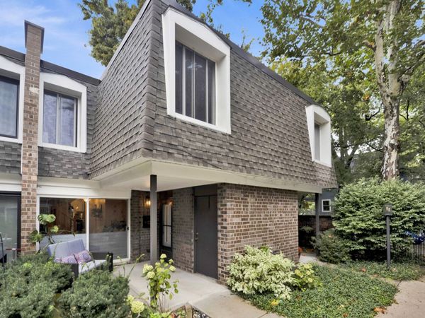 1635 W Belle Plaine Avenue , Chicago, IL 60613