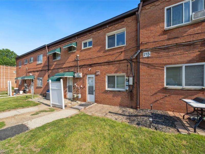 215 Dalepark Drive, Unit 5, Bedford, OH 44146 Photo 2