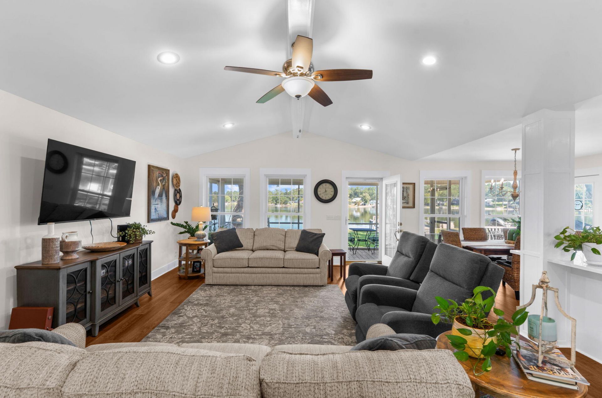 1599 Waters Edge Drive Photo 4