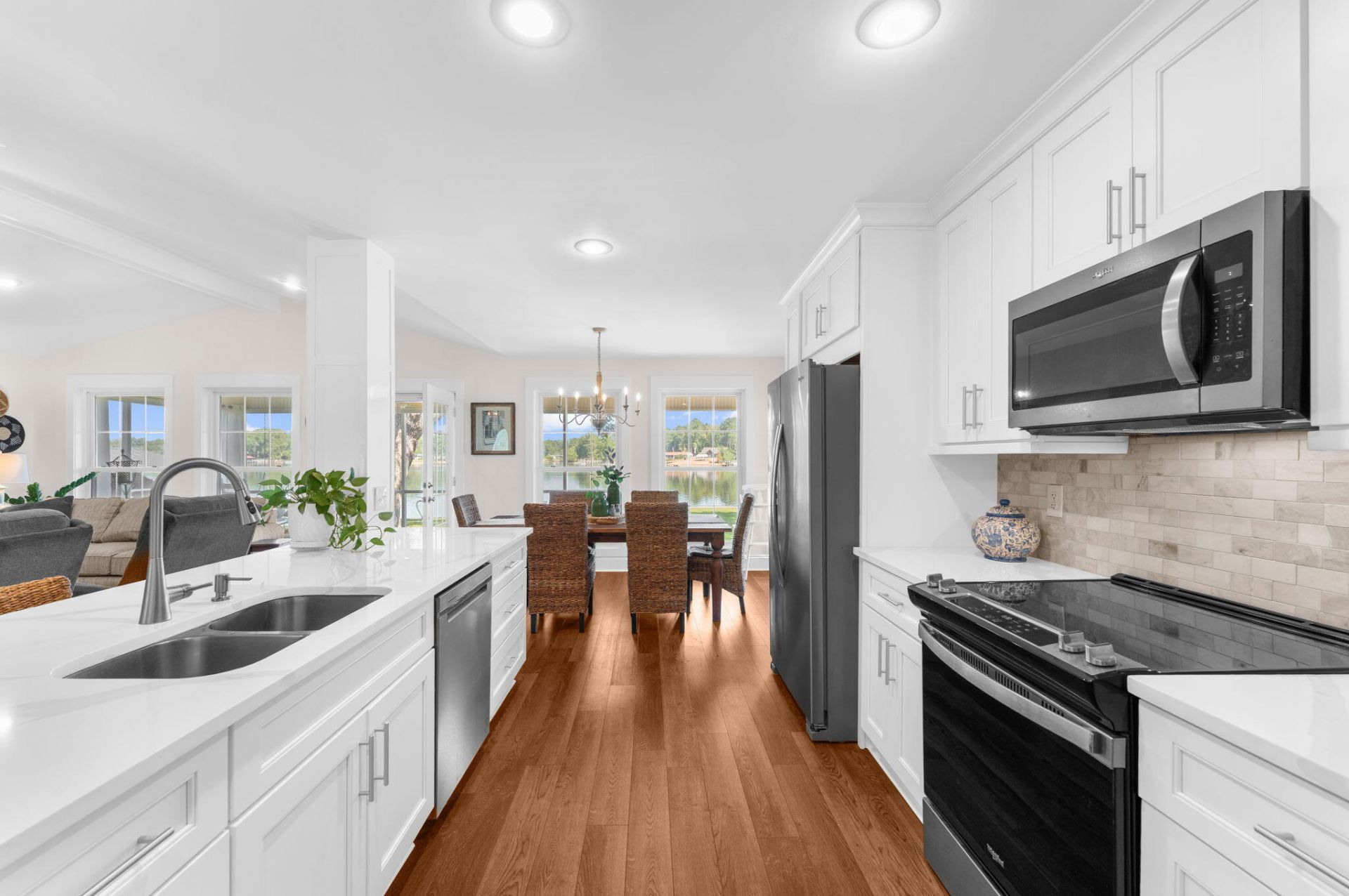 1599 Waters Edge Drive Photo 6