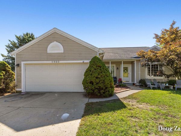1860 Sandrel Drive NE, Grand Rapids, MI 49505