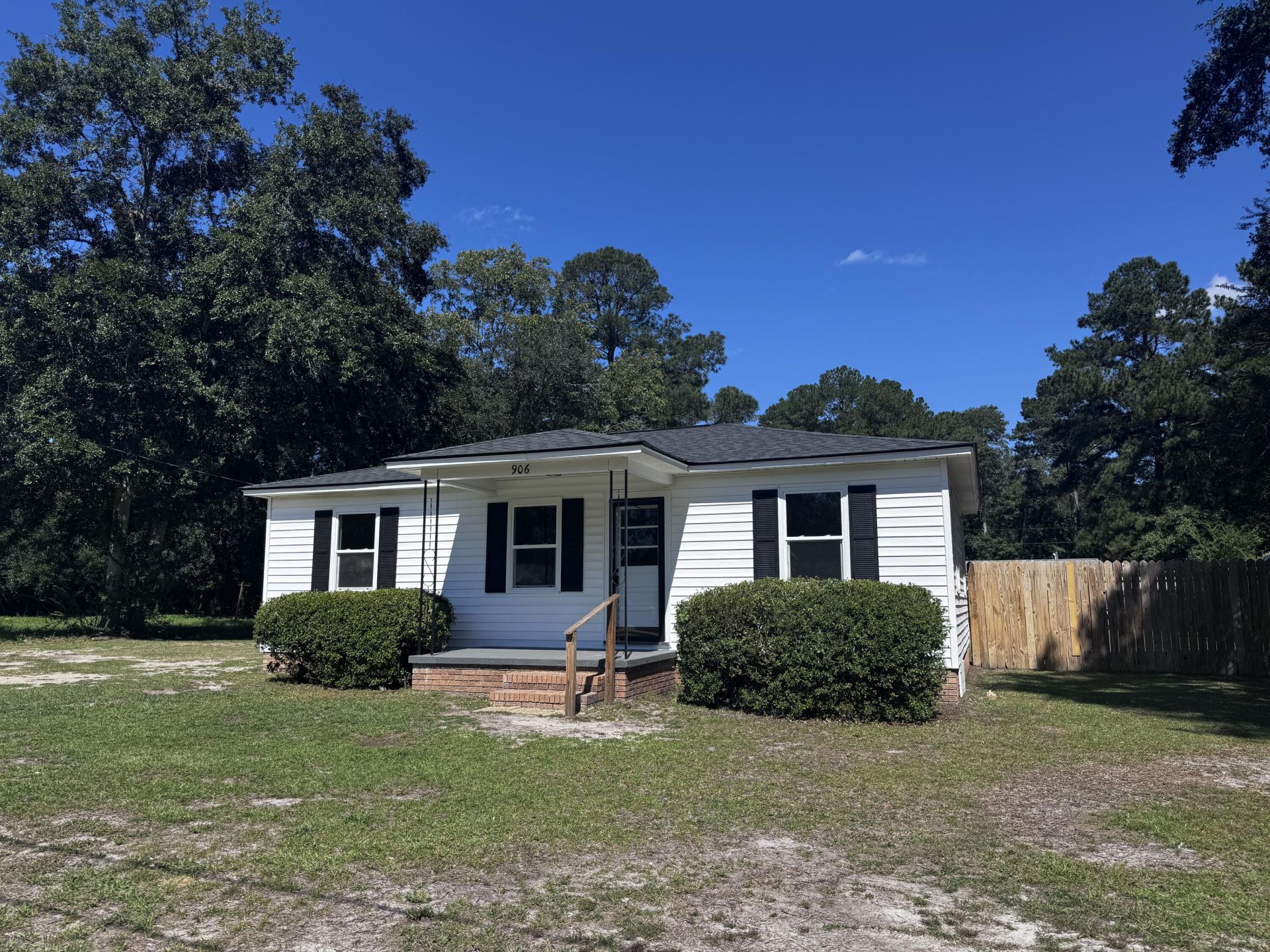 906 Poplar Street Photo 2