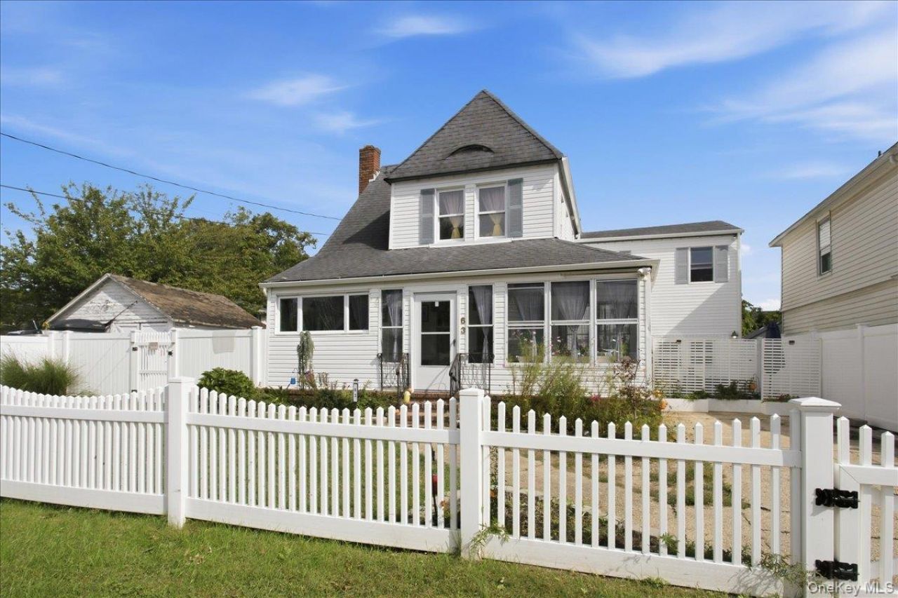 63 E Neck Court, West Babylon, NY 11704 Main Photo