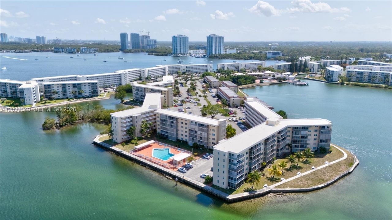 2949 Point East Dr , Unit B306, Aventura, FL 33160 Photo