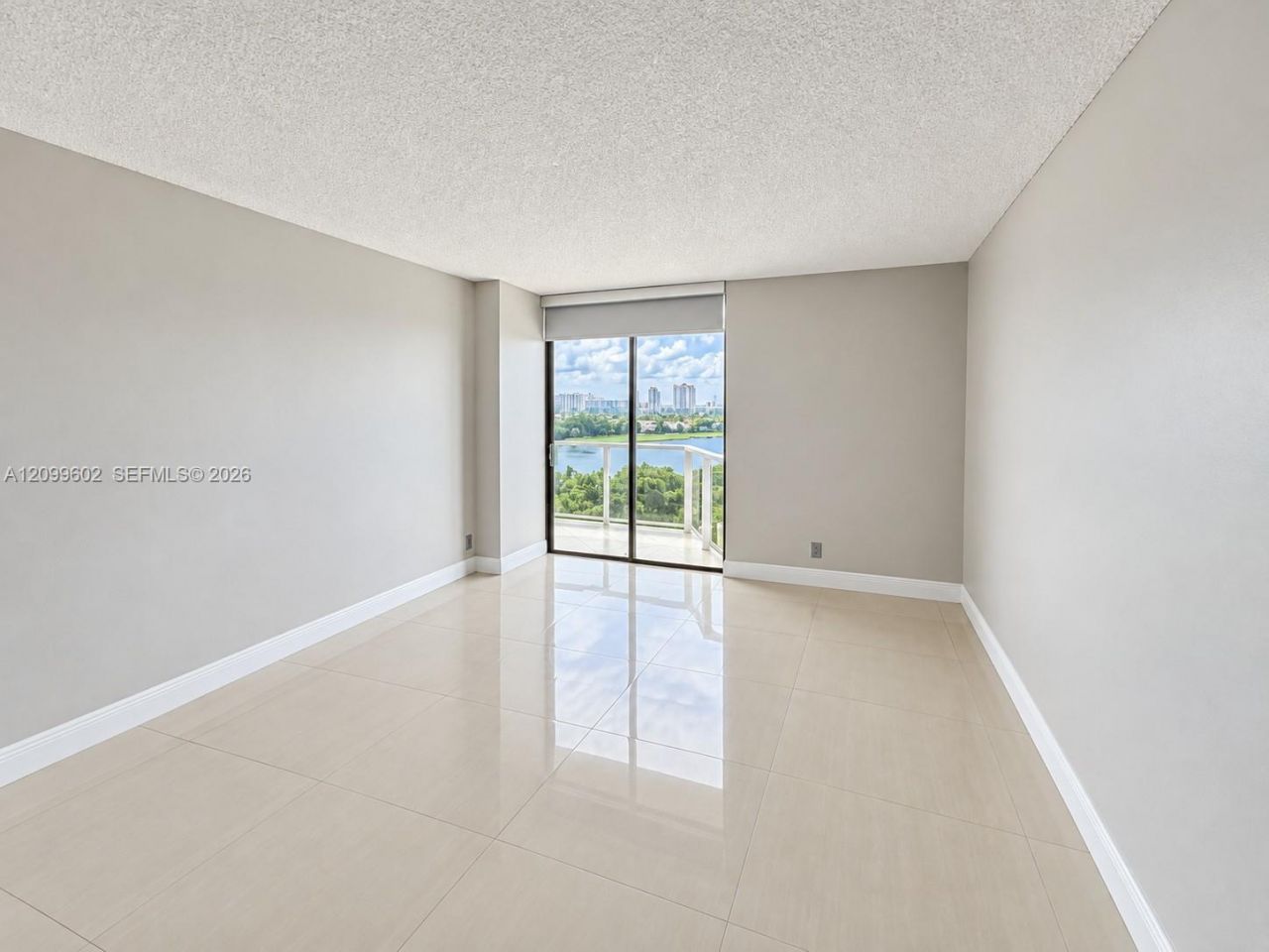 20281 E Country Club Dr , Unit 809, Aventura, FL 33180 Photo