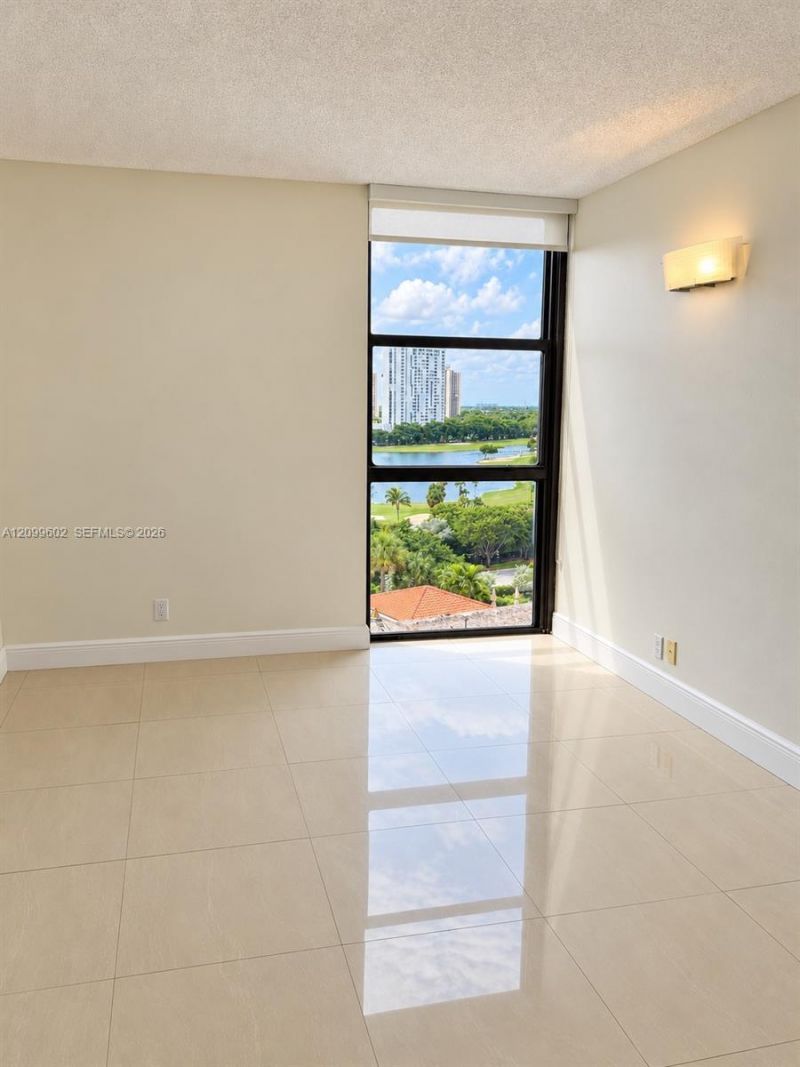 20281 E Country Club Dr , Unit 809, Aventura, FL 33180 Photo