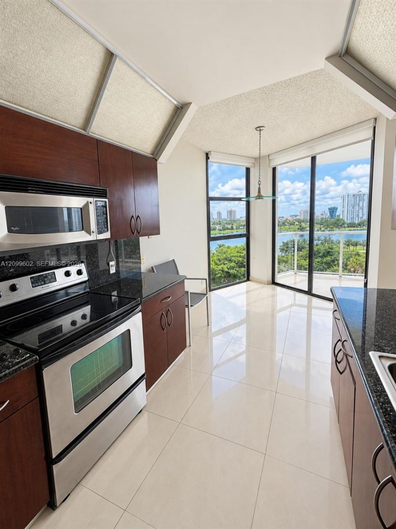 20281 E Country Club Dr , Unit 809, Aventura, FL 33180 Photo