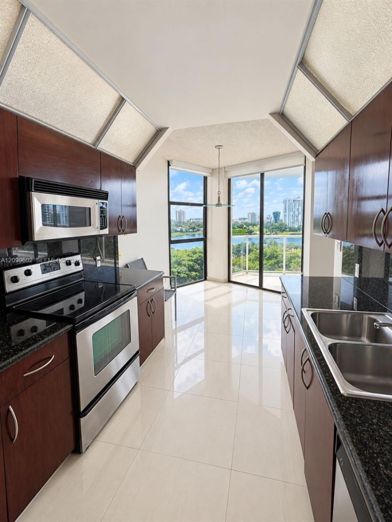 20281 E Country Club Dr , Unit 809, Aventura, FL 33180 Photo