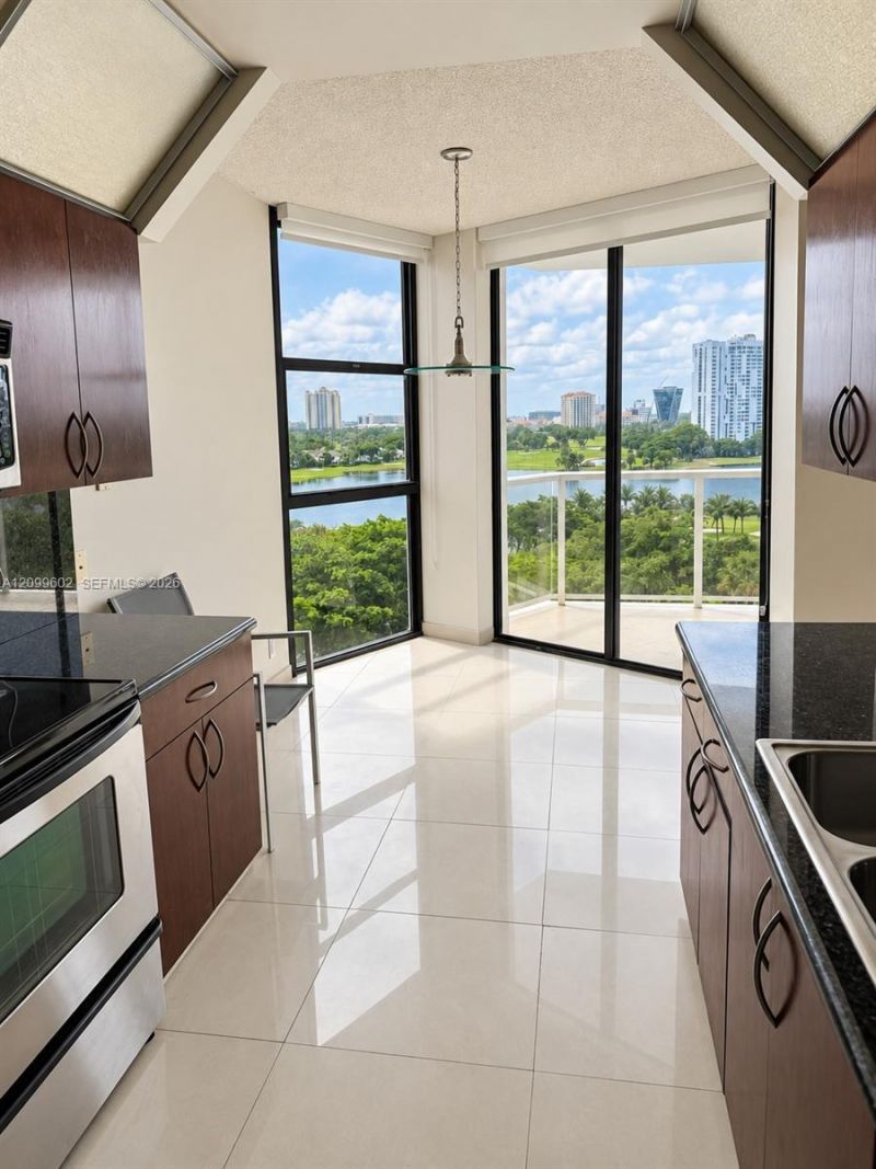 20281 E Country Club Dr , Unit 809, Aventura, FL 33180 Photo