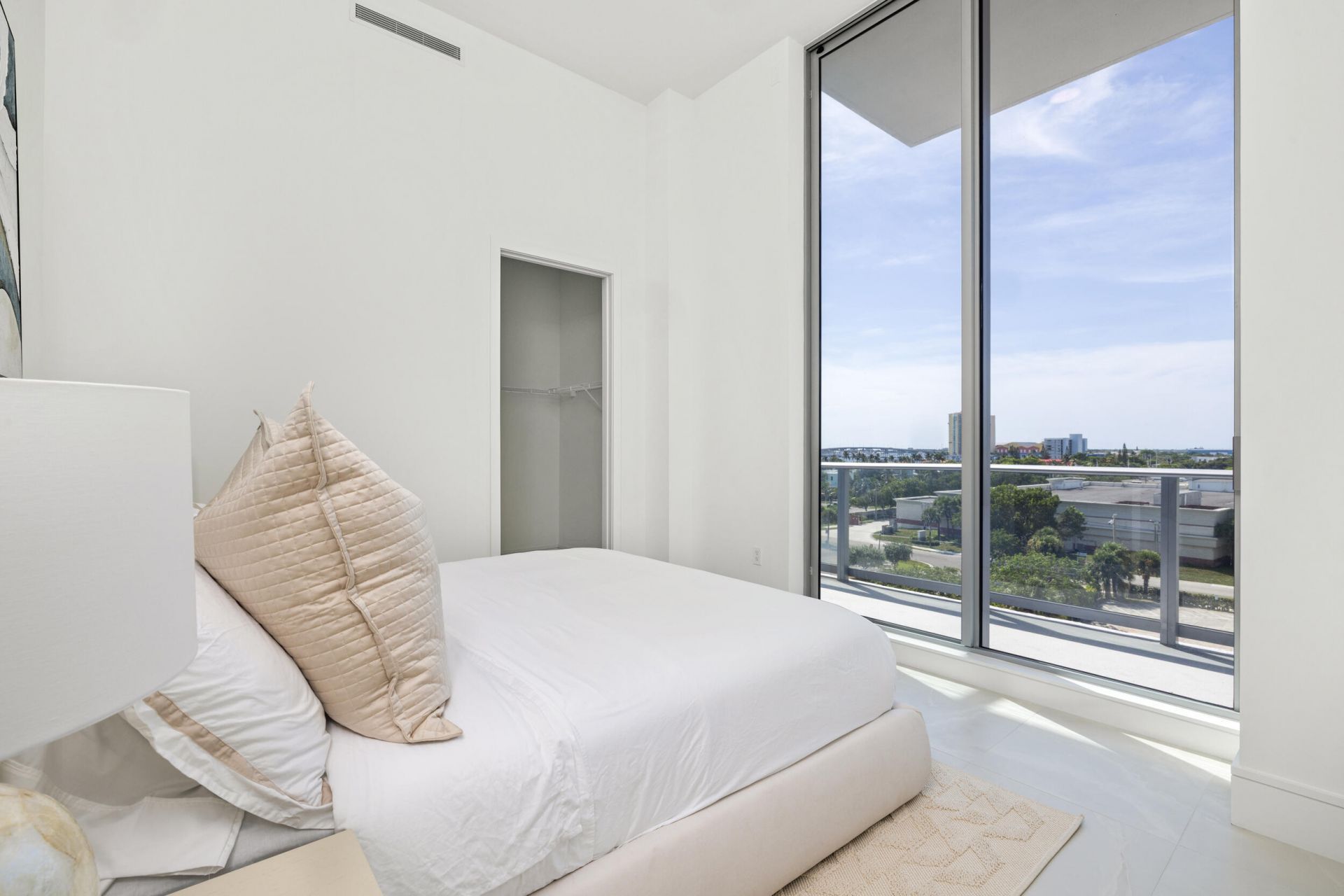 220 Lake Shore Drive, Unit 612, West Palm Beach, FL 33403 Photo