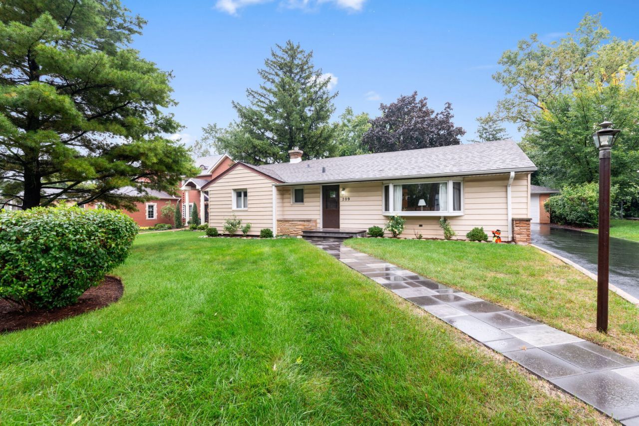 209 N Richmond Avenue, Clarendon Hills, IL 60514 Main Photo