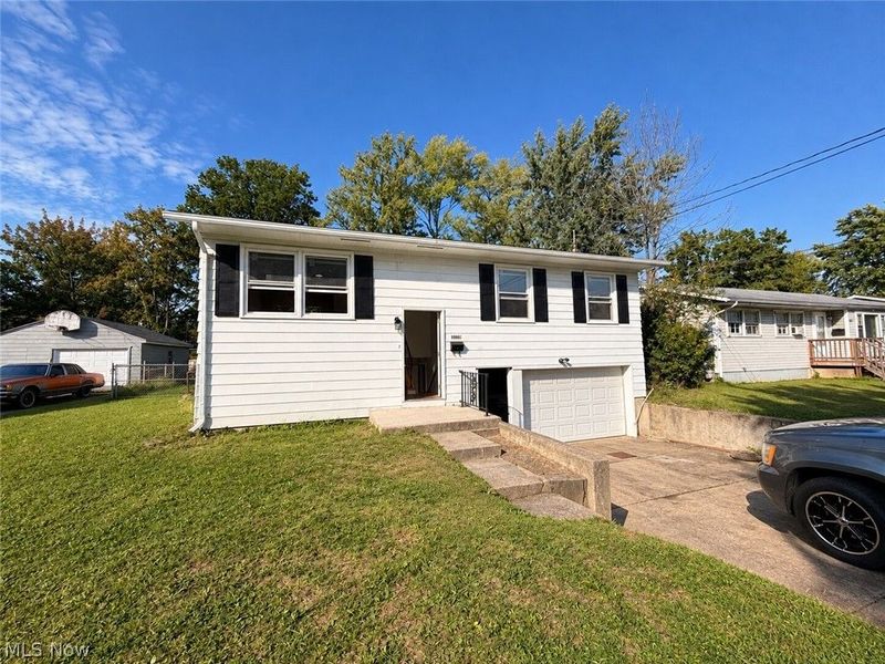 3086 Solar Drive NW, Warren, OH 44485 Photo 1