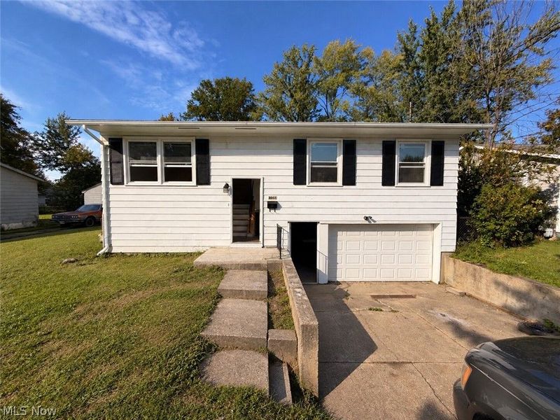 3086 Solar Drive NW, Warren, OH 44485 Photo 2