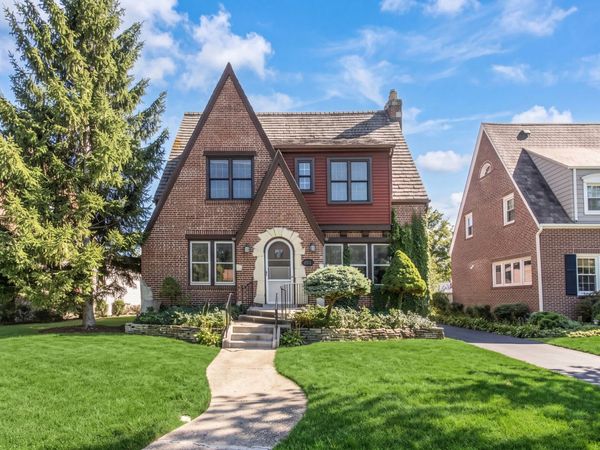221 East Avenue , Park Ridge, IL 60068